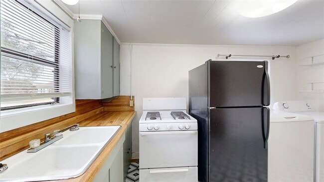 Building Photo - 303 Montclair Ave