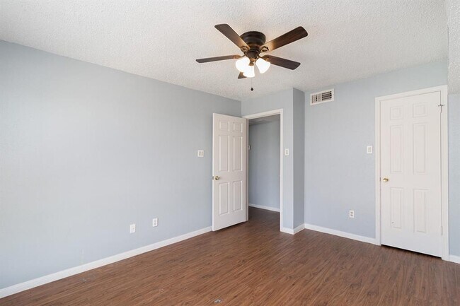 Building Photo - 2826 S Bartell Dr