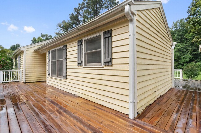 Building Photo - 1301 Roundtree Dr