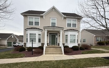 Building Photo - Three Bedroom Collegiate Station Home