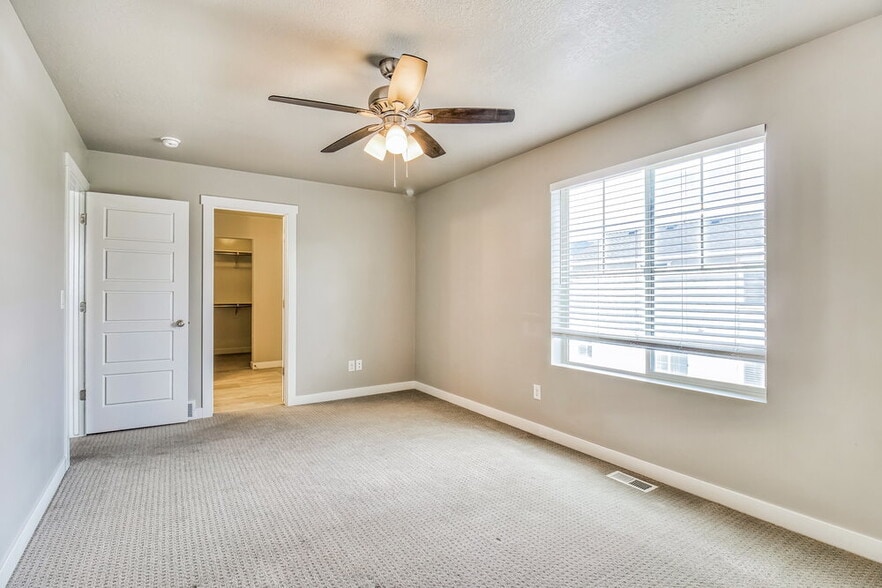 Building Photo - 1083 W Osprey Dr
