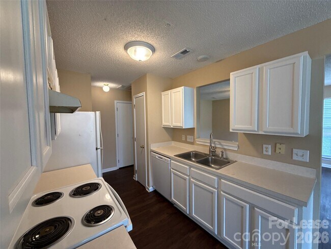 Building Photo - 7037 Breeders Cup Cir