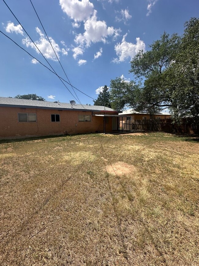 Building Photo - Cozy and Comfortable 3 Bed Home! Sandia Sc...