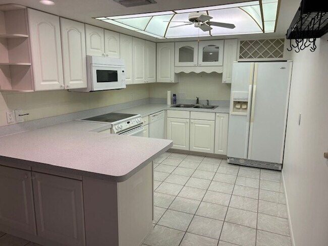 Building Photo - Well maintained 2/2 condo in 55+ community