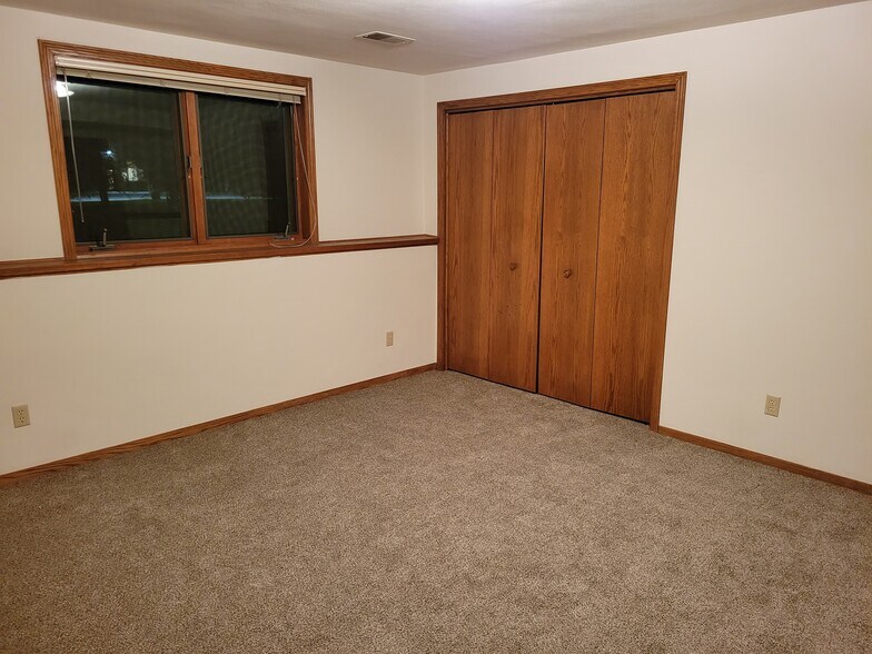 Lower Bed - 2231 Cloudview Ct