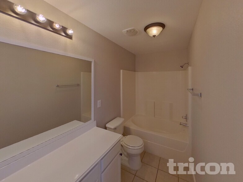 Building Photo - 1300 Pine Ln