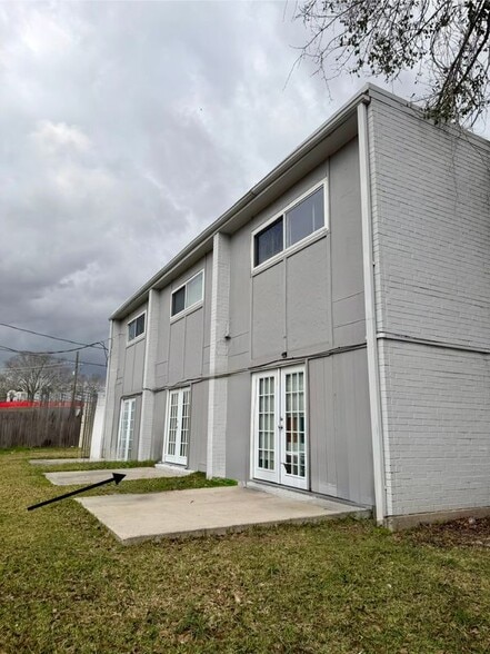 Building Photo - 3350 Louisiana 1 2