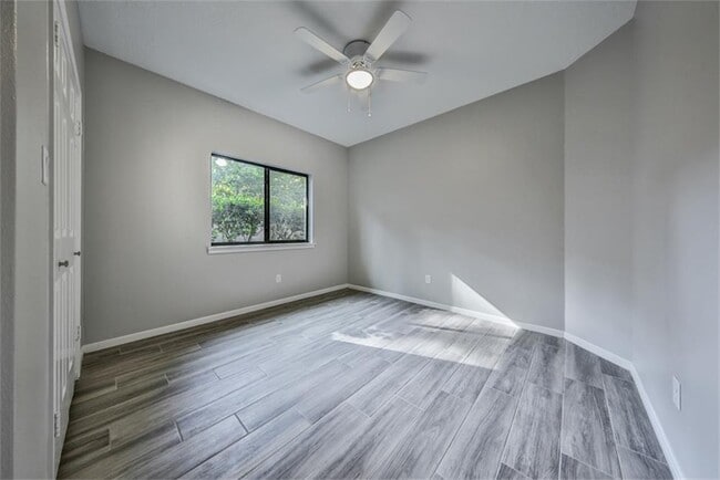 Building Photo - 10 Silent Brook Pl
