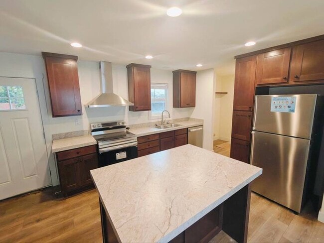 Building Photo - 824 S 1st St