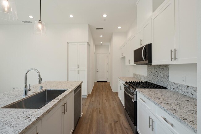 Building Photo - 822 Francesca Dr