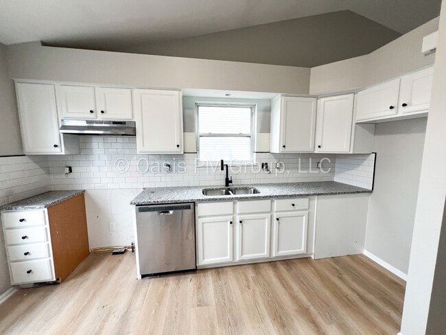 Building Photo - 709 Academy Dr