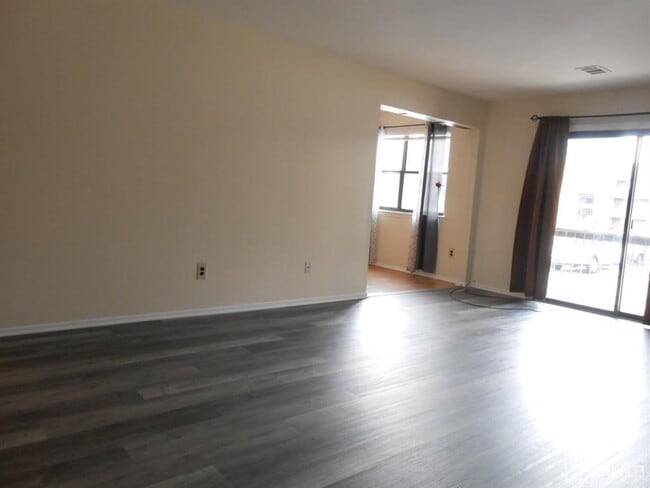 Building Photo - 512 Sharon Garden Ct