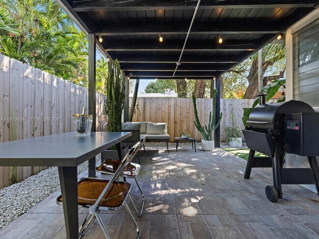 Building Photo - 1009 NW 11th Ct