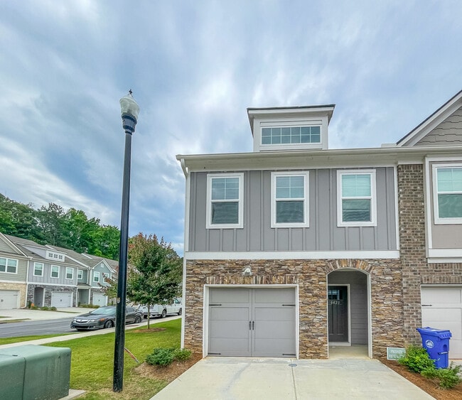 Building Photo - 6256 Hillandale Dr