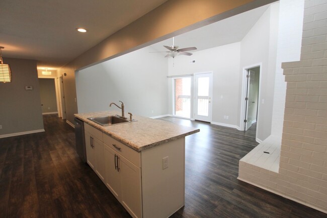 Building Photo - Remodeled Condo with amazing Mountain View...
