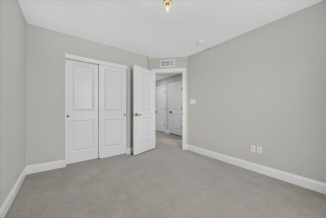 Building Photo - 8013 Central Park Dr