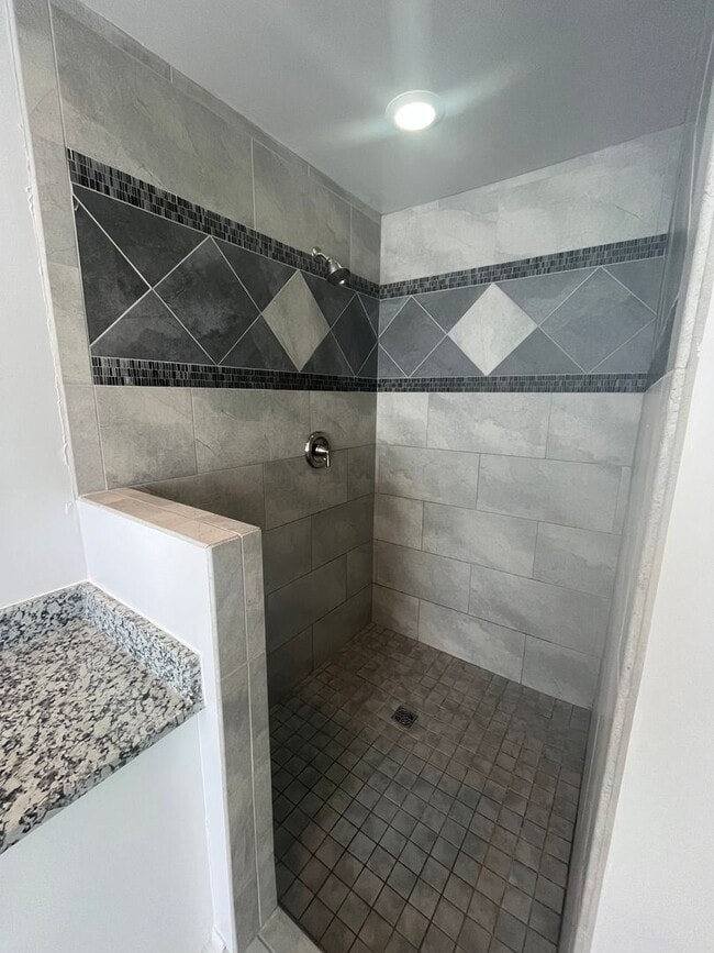 Building Photo - Beautiful 3 Bedroom 3 Bathroom Single Family Home