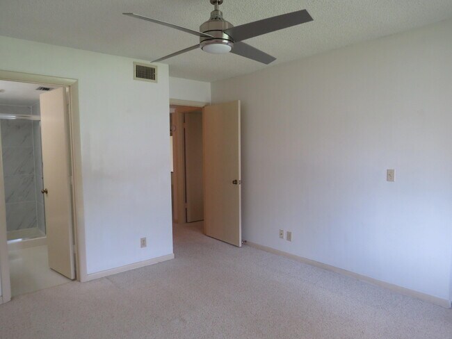 Building Photo - 118 Lake Pine Cir