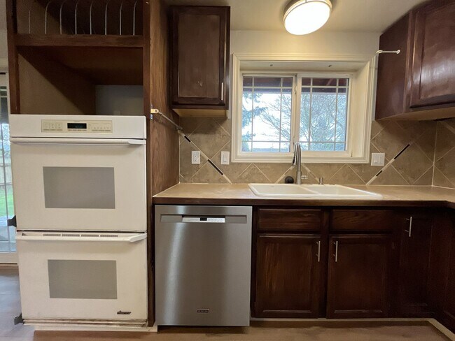 Building Photo - Beautifully Maintained Single-Level 3 Bedroom Home in North Plains Featuring Flexible Living Spac...