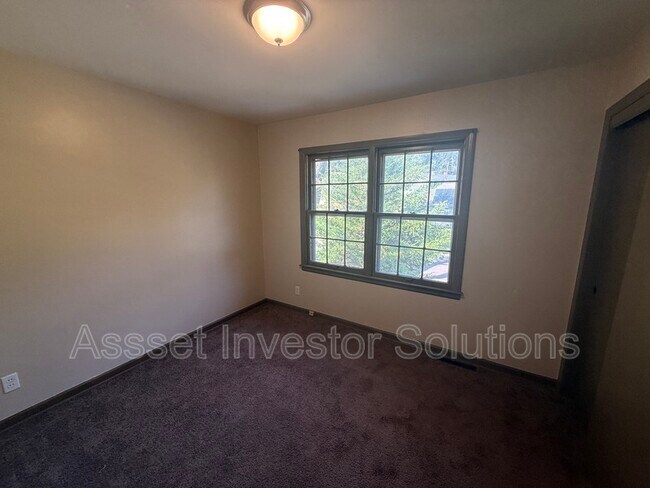 Building Photo - 9605 Belmont Ave