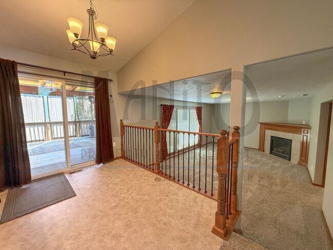 Building Photo - Spacious Eagle Ridge Home