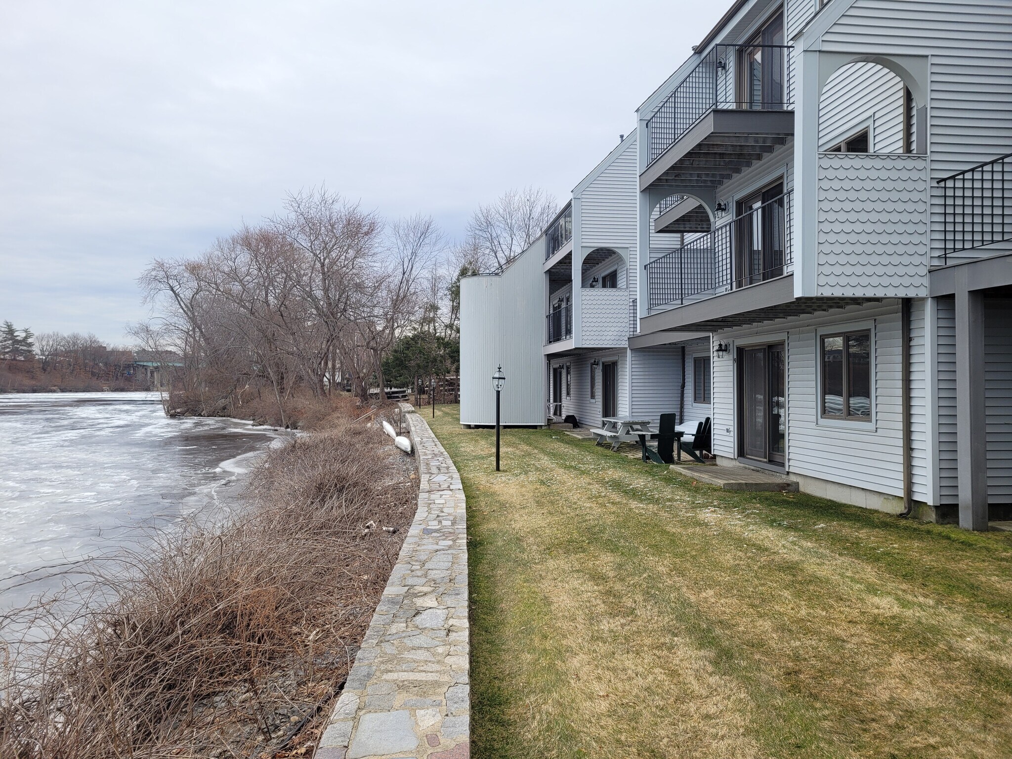 Building Photo - 33 River Front Dr