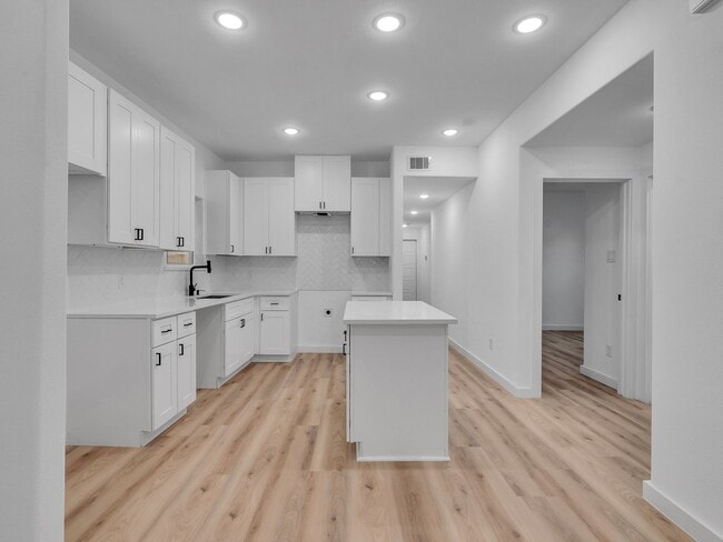 Building Photo - ? 3 Bed / 2.5 Bath Duplex – Spacious & Move-In Ready! ?