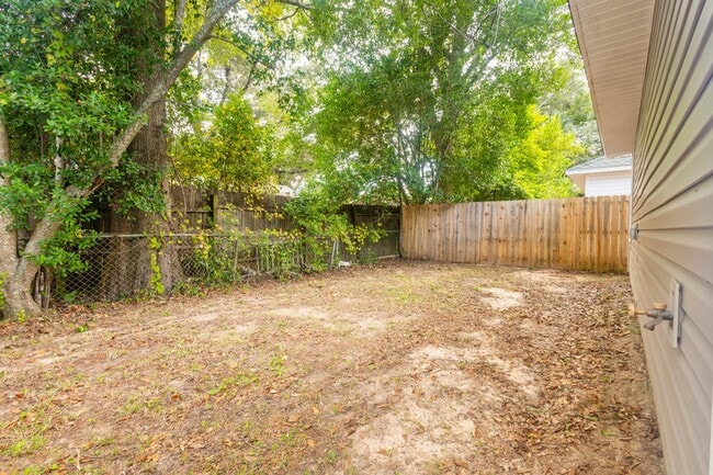 Building Photo - 8207 Doris Ave