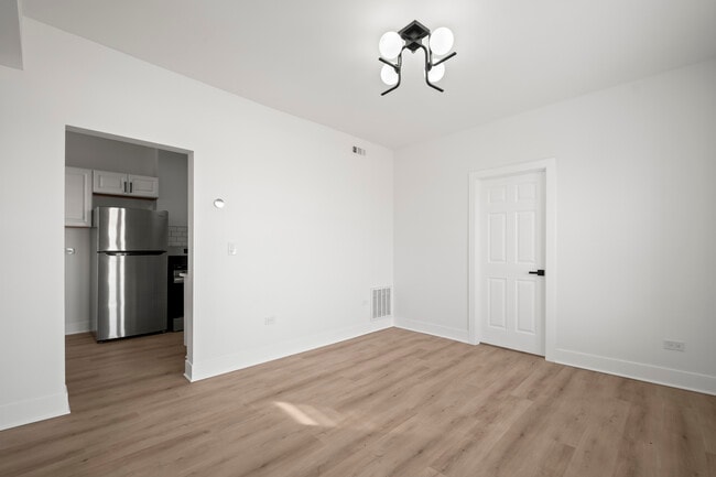 Building Photo - 3049 W Berteau Ave