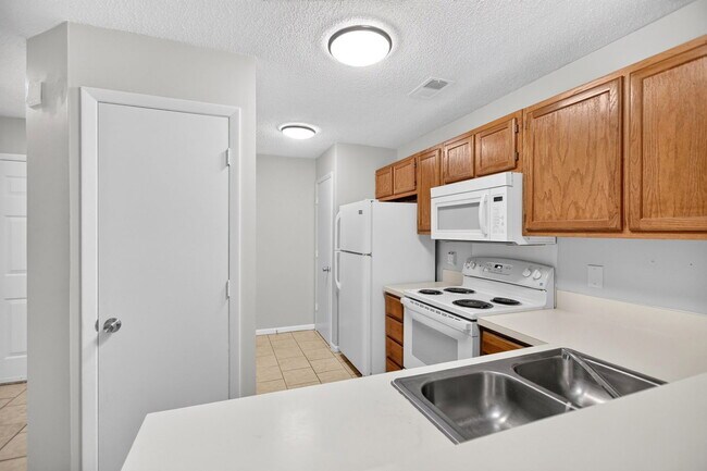 Building Photo - 8471 Yadkin Cir