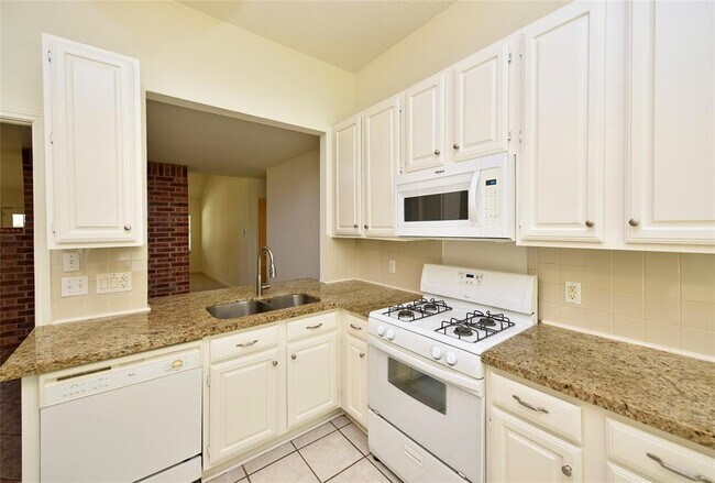 Building Photo - 2035 Shorewood Ln