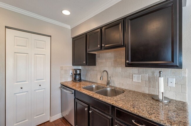Building Photo - Move-In Ready 1-Bedroom in Scenic Fountain...