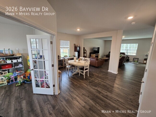 Building Photo - 3026 Bayview Dr