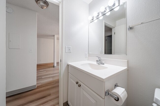 Building Photo - St. Johns 1 bedroom 1 bath in park-like setting.