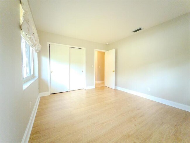 Building Photo - 560 SW 62nd Ave