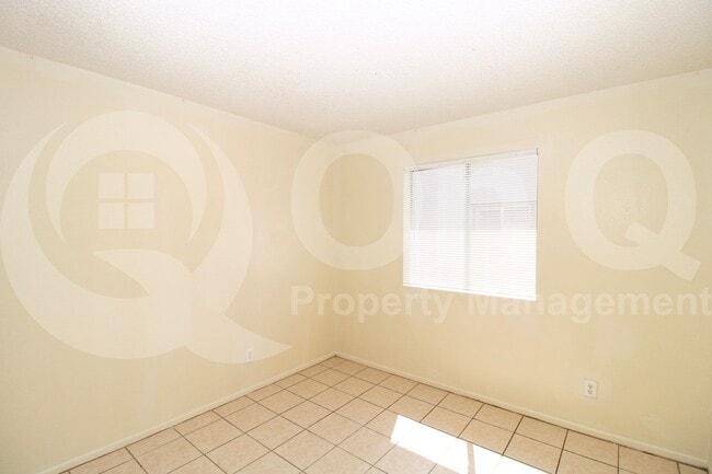 Building Photo - 4050 E St Anne Ave