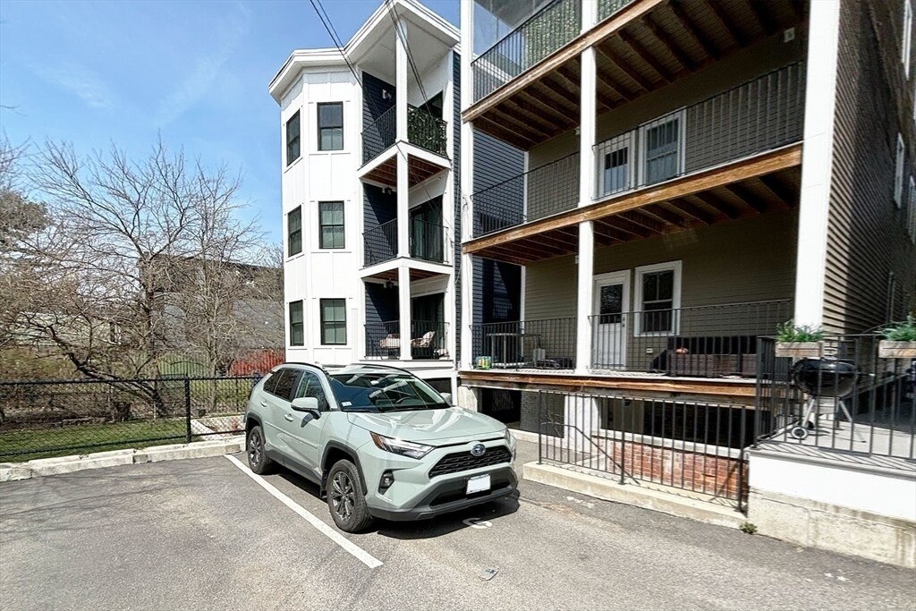 Building Photo - 335 Maverick St