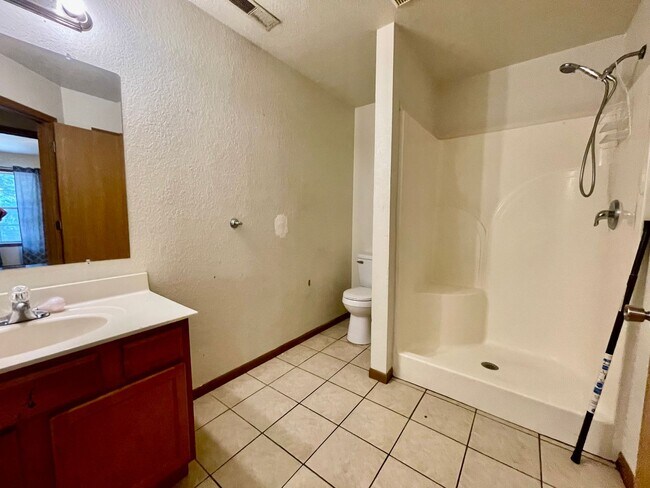 Building Photo - 2 Bedroom 1 bathroom Apartment in Wickliffe