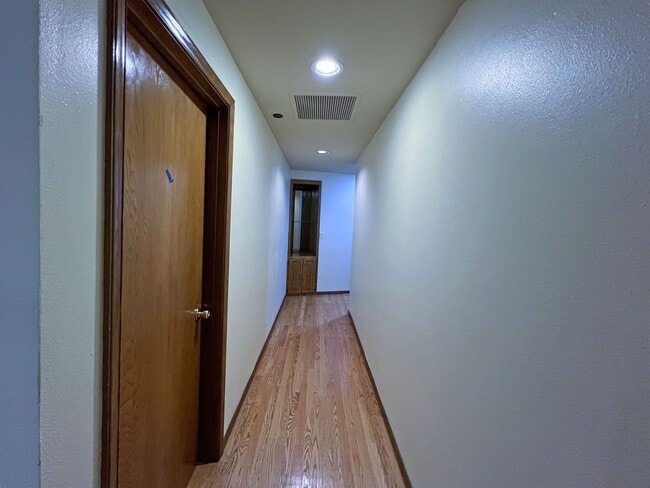 Building Photo - Gated Sound view home Des Moines area, 4 bed plus den 2.5 bath 3900 s/f, Available NOW!!!