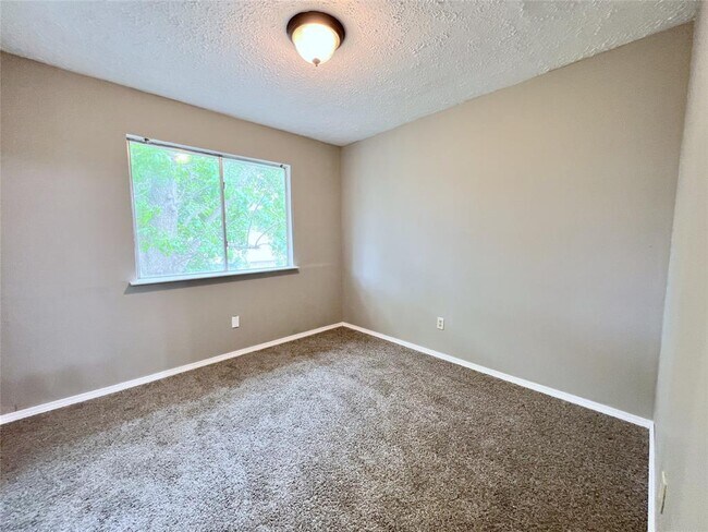Building Photo - 2033 Sandy Knoll Dr