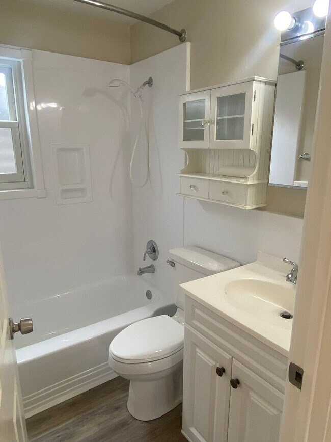 Building Photo - For Rent: Charming 3 Bedroom, 2 Bath Single-Family Home in St. Louis Monthly Rent: $1,950 (2 year...