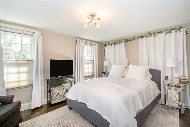 Building Photo - 108-110-110 Elm St