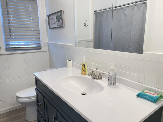 Full bathroom with shower/Tub - 160 Westfall Rd