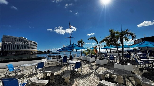 Building Photo - 999 Brickell Bay Dr