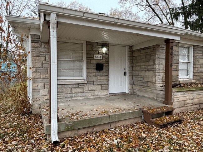 Building Photo - AVAILABLE NOW! Charming 2-Bed, 1-Bath Single-Family Home in Indianapolis!