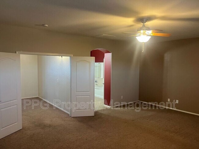Building Photo - 16412 W Hope Dr
