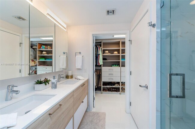Building Photo - 16385 Biscayne Blvd