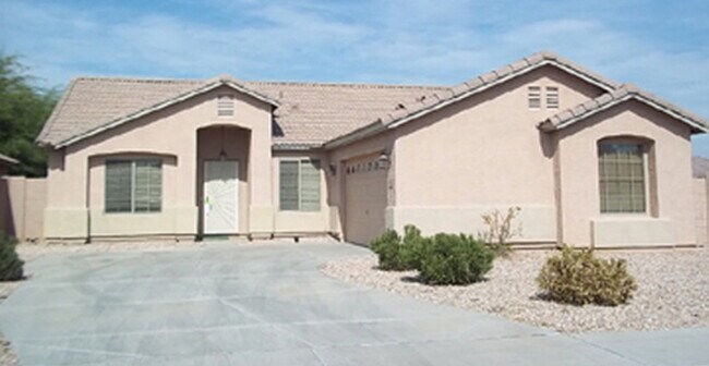 Primary Photo - Available Early Dec! 4 BR 2 Bath Home! Cor...