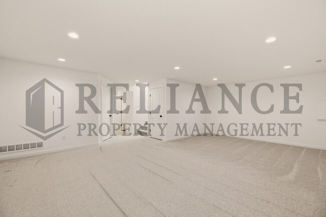 Building Photo - 5249 N Pinecrest Ct