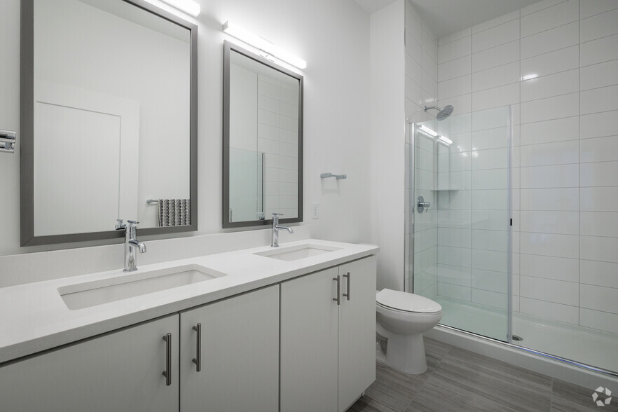 2BR, 2BA - 1,110SF - Bathroom - Ora